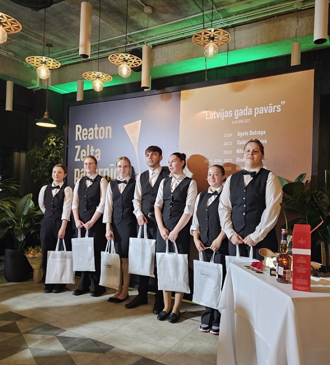 «Latvijas gada pavārs 2025» Emīls Skalbergs, restorāns «John - John chefs hall» un «Latvijas pavārzellis 2025» - Rota Gundega Klētniece, restorāns «Fe 376666