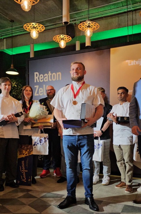 «Latvijas gada pavārs 2025» Emīls Skalbergs, restorāns «John - John chefs hall» un «Latvijas pavārzellis 2025» - Rota Gundega Klētniece, restorāns «Fe 376672