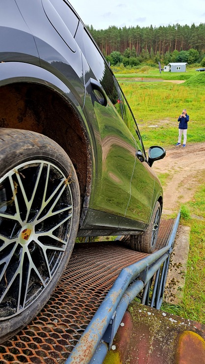 Travelnews.lv piedalās jaudīgā «Porsche Off-Road Experience» pasākumā, kas notiek sporta kompleksā «333» 377553
