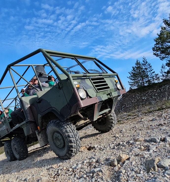 Braucam ar īpašu apvidus auto no « Adrenaator» pa Aidu alpiem Igaunijas Austrumviru apriņķī. Sadarbībā ar «Active Travel» un Idaviru 378447