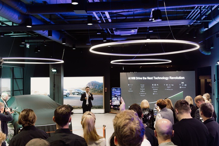 Svinīgā pasākumā atklāj jauno «XPENG Center Riga» autosalonu 378937