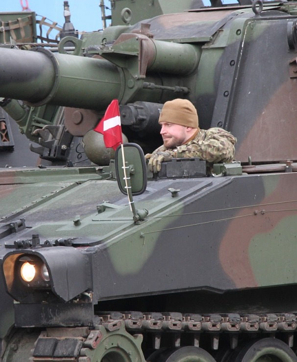 Skatām Latvijas proklamēšanas 107. gadadienai veltīto militāro parādi 381541