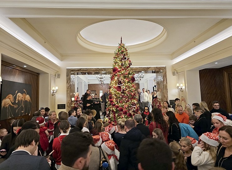 Vecrīgas 5 zvaigžņu viesnīcā «Grand Hotel Kempinski Riga» iedegas Ziemassvētku eglīte 381822