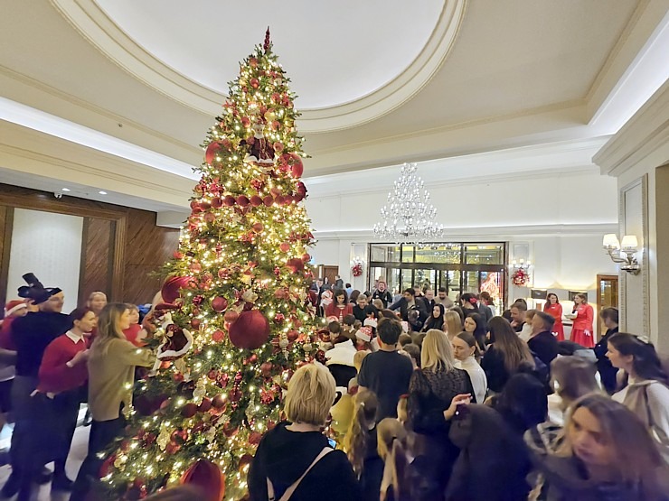Vecrīgas 5 zvaigžņu viesnīcā «Grand Hotel Kempinski Riga» iedegas Ziemassvētku eglīte 381826