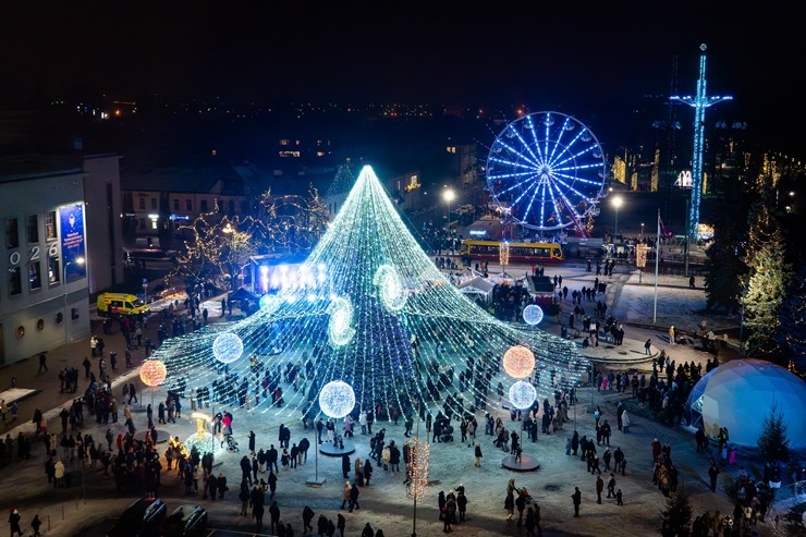 Daugavpils «Sapņu galaktikas» galvenā Ziemassvētku egle ir viena no skaistākajām Latvijā. Foto: Margarita Vigule 382220