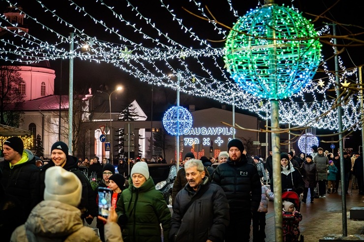 Daugavpils «Sapņu galaktikas» galvenā Ziemassvētku egle ir viena no skaistākajām Latvijā. Foto: Margarita Vigule 382211