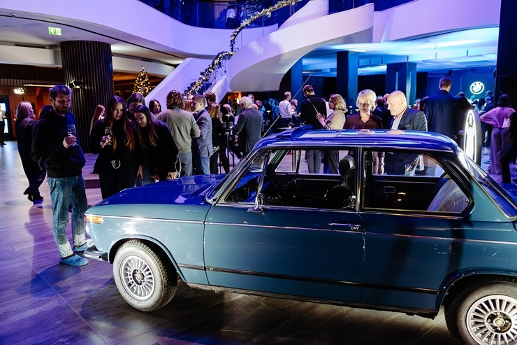 Jaunais BMW iX3 tiek svinīgi prezentēts Rīgas Zundas torņos. Foto: Billijs Locs 382390