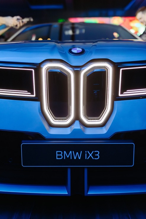 Jaunais BMW iX3 tiek svinīgi prezentēts Rīgas Zundas torņos. Foto: Billijs Locs 382382