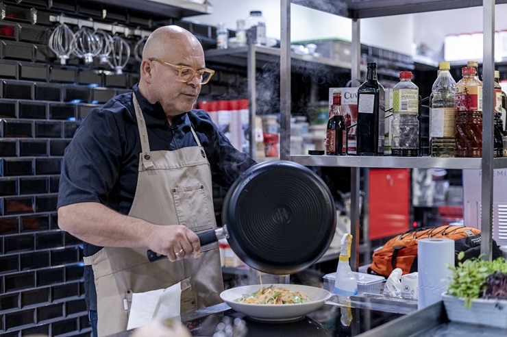 Šefpavārs Elmārs Tannis kopā ar «Fiskars» prezentē katlus un pannas. Foto: Fiskars.com 382480