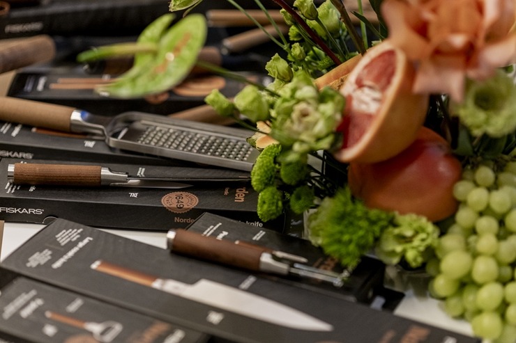 Šefpavārs Elmārs Tannis kopā ar «Fiskars» prezentē katlus un pannas. Foto: Fiskars.com 382486