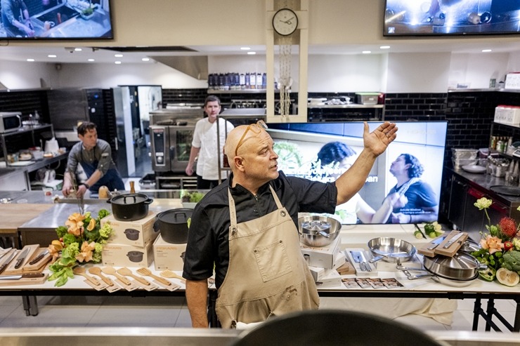 Šefpavārs Elmārs Tannis kopā ar «Fiskars» prezentē katlus un pannas. Foto: Fiskars.com 382490