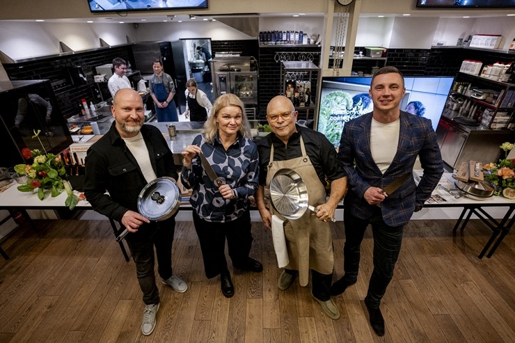 Šefpavārs Elmārs Tannis kopā ar «Fiskars» prezentē katlus un pannas. Foto: Fiskars.com 382492