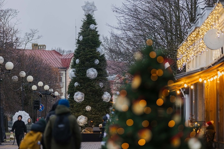 Jūrmala ir izgreznota Ziemassvētkiem – Jomas ielā iedegta galvenā pilsētas egle. Foto: Artis Veigurs 382614