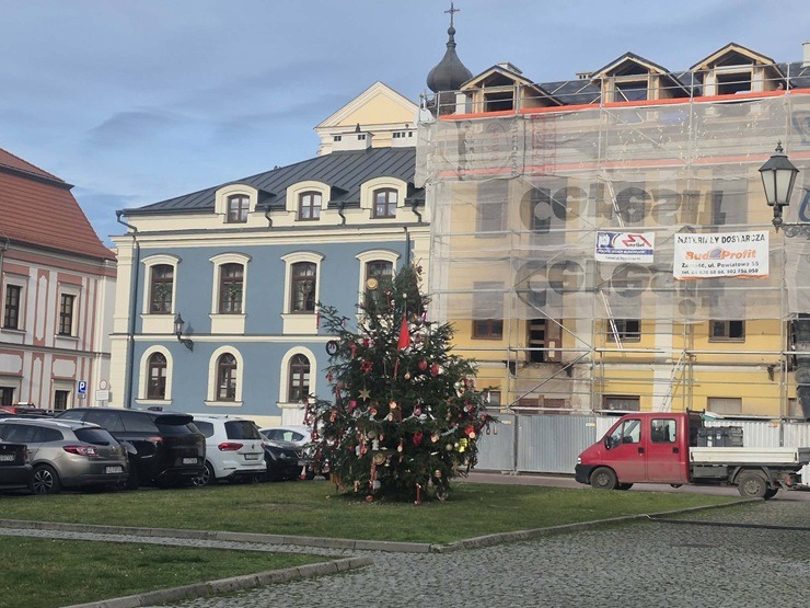 Ziemassvētku rotājumi UNESCO aizsrgātajā Polijas Zamoščas vecpilsētā 383558