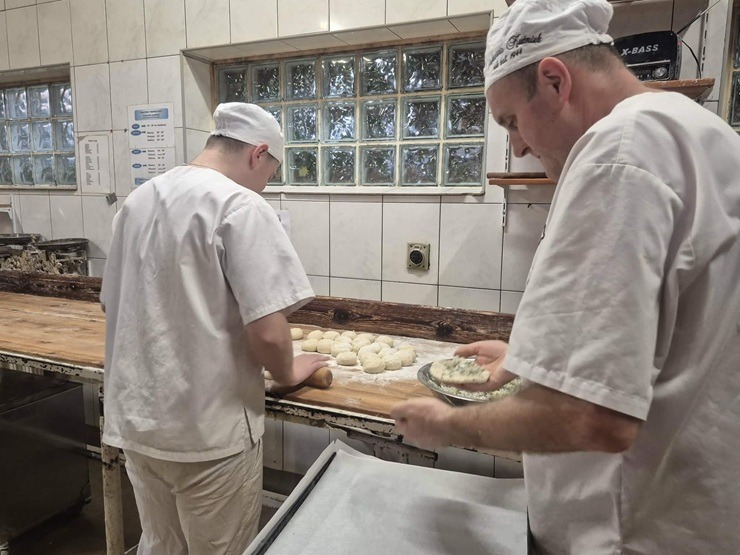 Travelnews.lv iepazīst Ļubļinas garduma «Cebularz» cepšanas procesu un izbauda tā neatkārtojamo garšu 383634