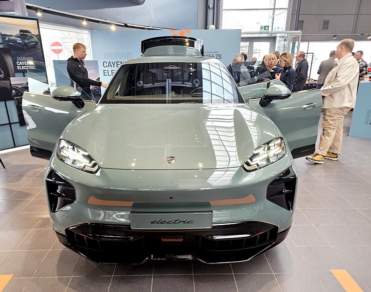 Rīgā līdz 17.01 prezentē 1156 ZS jaudīgo elektrisko Porsche Cayenne Turbo Electric 383888