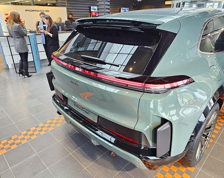 Rīgā līdz 17.01 prezentē 1156 ZS jaudīgo elektrisko Porsche Cayenne Turbo Electric 383891