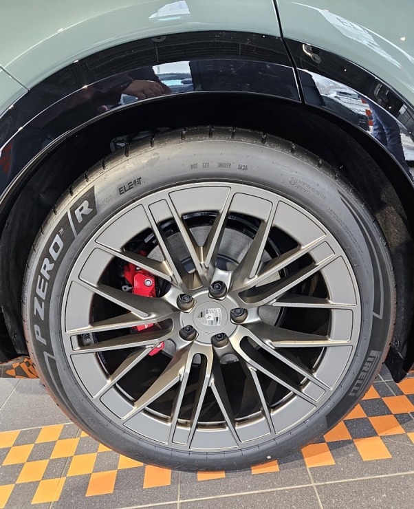 Rīgā līdz 17.01 prezentē 1156 ZS jaudīgo elektrisko Porsche Cayenne Turbo Electric 383894