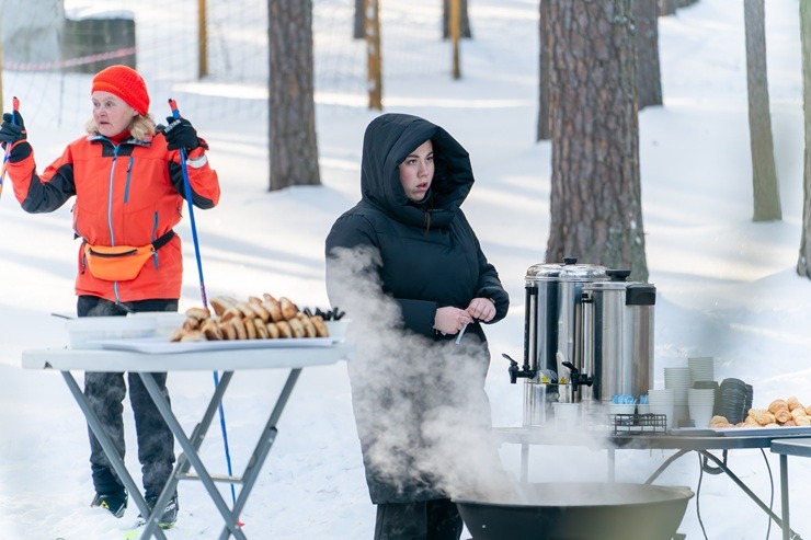 Aktivi kopā: Daugavpilī jautri un atraktīvi bauda ziemas priekus 384607