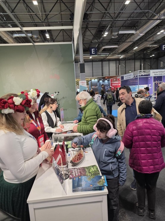 Ieskats Madrides Fitur bildēs: Spānijas karalis Felipe VI un Latvijas stends 384942