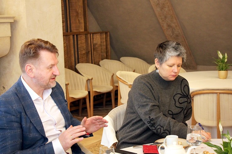«GADA CILVĒKS TŪRISMĀ 2025» žūrija pulcējas uz sēdi Vecrīgas restorānā «Kaļķu vārti» 384980