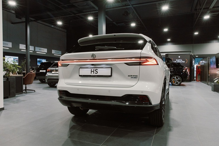 Atvērts pirmais MG autosalons Latvijā 385194
