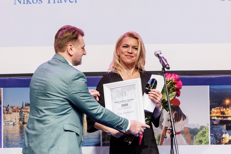 «GADA CILVĒKS TŪRISMĀ 2025» laureāti tiek godināti uz «Balttour 2026» skatuves. Foto: Andrejs Terentjevs, BT1 385651