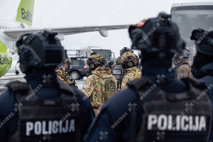 Mācībās Rīgas lidostā stiprina vairāku dienestu sadarbību ārkārtas situācijās. Foto: NBS SPECOP 386408