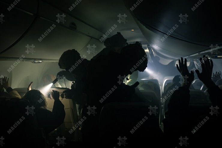 Mācībās Rīgas lidostā stiprina vairāku dienestu sadarbību ārkārtas situācijās. Foto: NBS SPECOP 386409