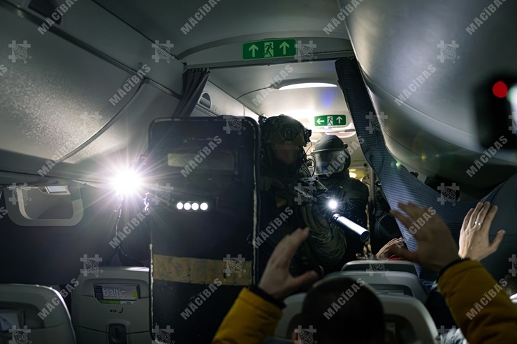 Mācībās Rīgas lidostā stiprina vairāku dienestu sadarbību ārkārtas situācijās. Foto: NBS SPECOP 386401