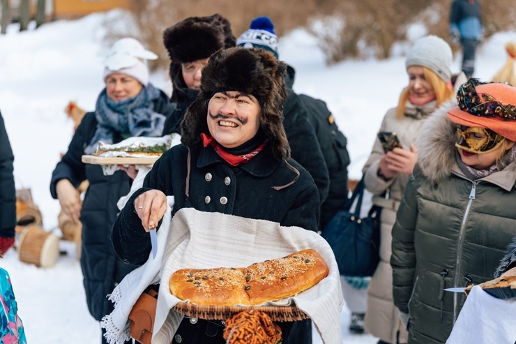 Meteņdienas svinībās tiek jautri atzīmētas Turaidas muzejrezervātā. Foto: Edgars Semanis 386465