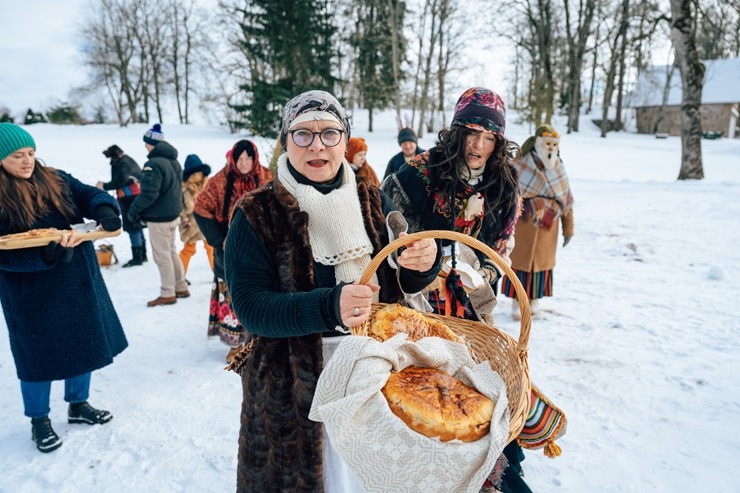 Meteņdienas svinībās tiek jautri atzīmētas Turaidas muzejrezervātā. Foto: Edgars Semanis 386466