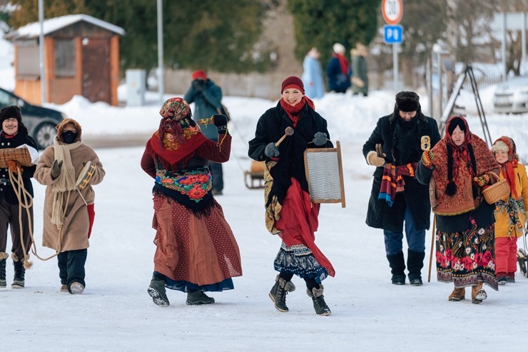 Meteņdienas svinībās tiek jautri atzīmētas Turaidas muzejrezervātā. Foto: Edgars Semanis 386456