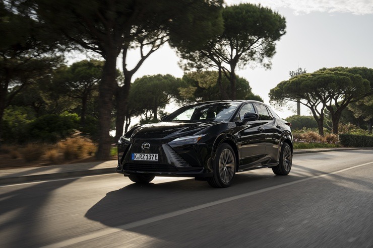 Salonos ir ieradies jaunais pilnībā elektriskais «Lexus RZ» 386841