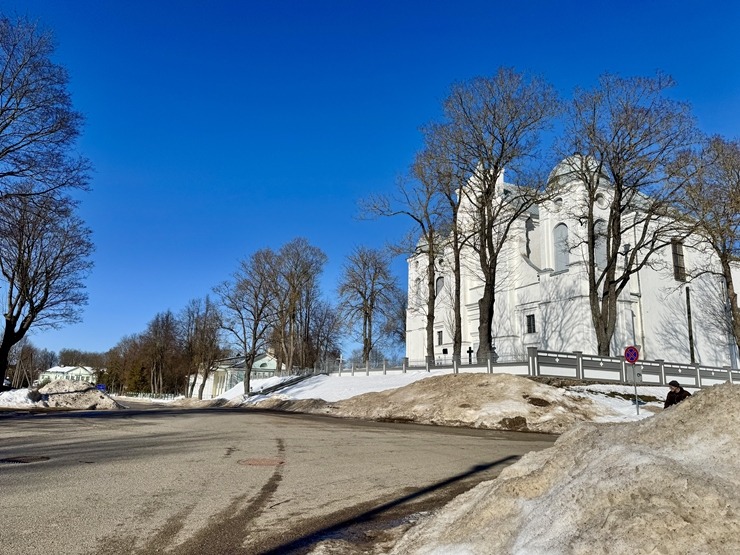 Sniegiem bagātā Dagda Krāslavas novadā atvadās no ziemas. Foto: Sintija Maļkeviča 387596