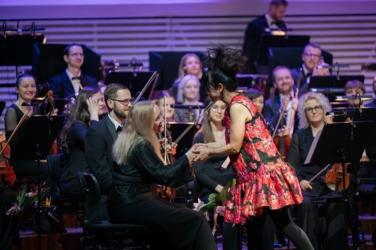 Japāņu džeza fenomens Hiromi kopā ar Liepājas Simfonisko orķestri un diriģentu Gunti Kuzmu rada muzikālu sprādzienu 387962