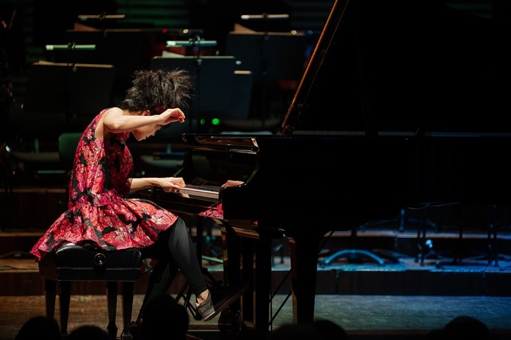 Japāņu džeza fenomens Hiromi kopā ar Liepājas Simfonisko orķestri un diriģentu Gunti Kuzmu rada muzikālu sprādzienu 387954