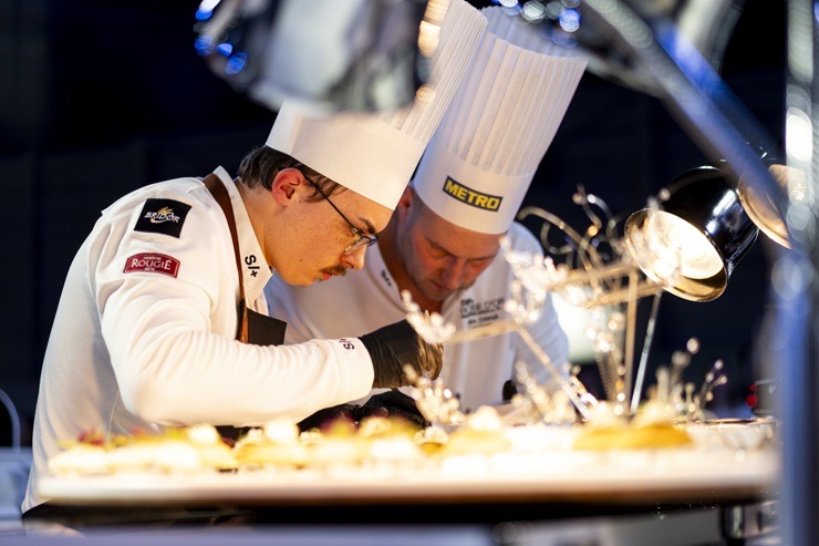 Latvijas pavāri ar godu nes Latvijas vārdu pasaulē, piedaloties prestižajā «Bocuse d’Or» konkursā 388455