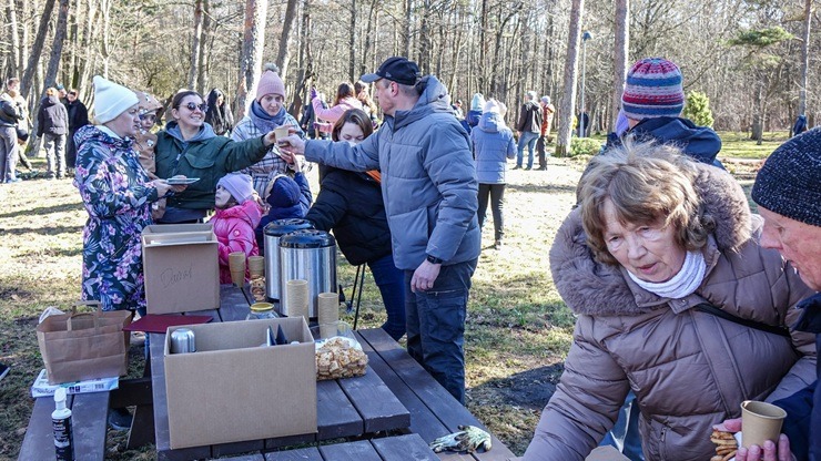 Jūrmalas parkā jau divpadsmito gadu pēc kārtas: Sniegpulkstenīšu stādīšanas talka 388831