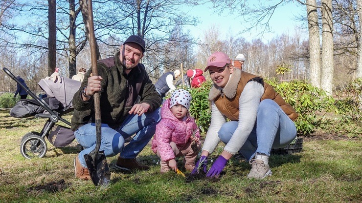 Jūrmalas parkā jau divpadsmito gadu pēc kārtas: Sniegpulkstenīšu stādīšanas talka 388824