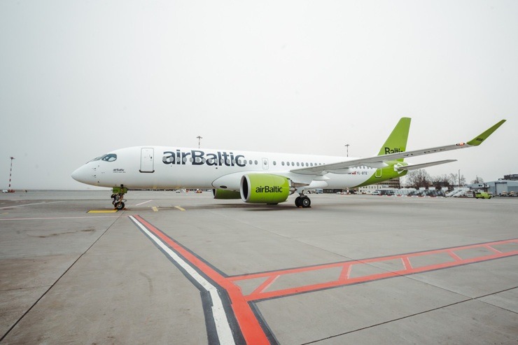 «airBaltic» jau 19. reizi piedalās Ēnu dienā, uzņemot 120 ēnot gribētājus no dažādām Latvijas skolām 389081