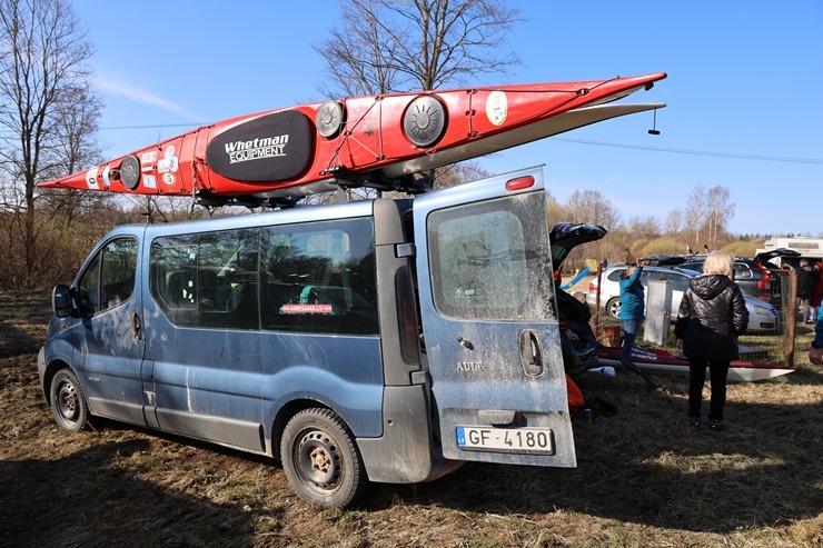 Latvijas airēšanas maratonu čempionāta posms uz Maltas upes Rēzeknes novadā piesaista kuplu sportisku skaitu. Foto: Estravel Latvia 389629