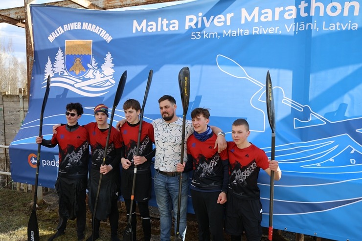 Latvijas airēšanas maratonu čempionāta posms uz Maltas upes Rēzeknes novadā piesaista kuplu sportisku skaitu. Foto: Estravel Latvia 389674