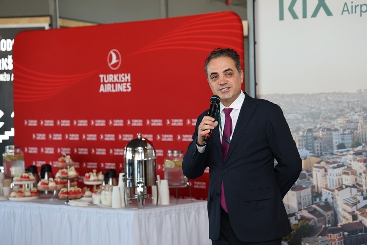 Lidsabiedrība «Turkish Airlines» kopā ar pasažieriem atzīmē 20 gadus Rīgas lidostā 390323