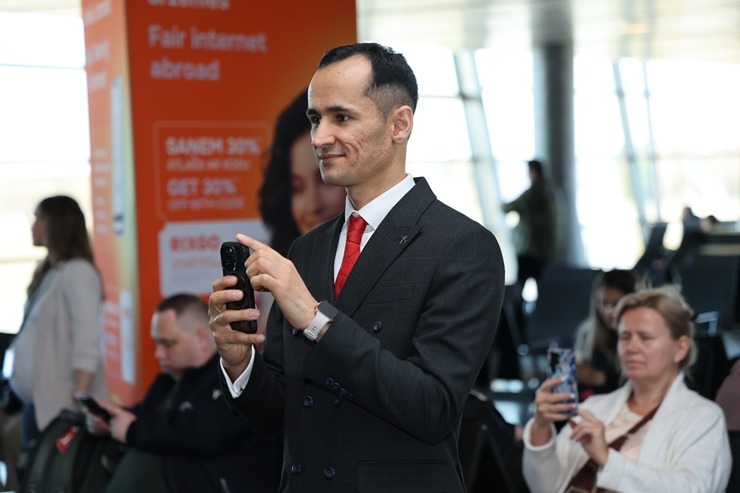 Lidsabiedrība «Turkish Airlines» kopā ar pasažieriem atzīmē 20 gadus Rīgas lidostā 390325