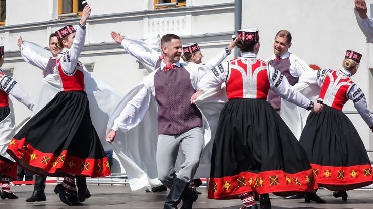 Ventspilī skaisti un latviski svin 4. maiju 391073