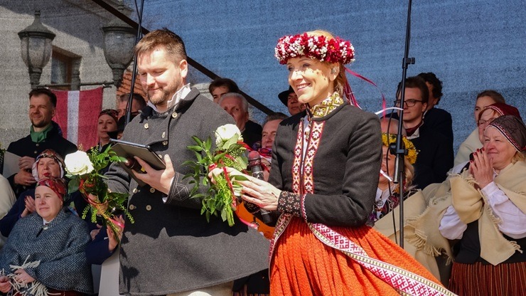 Ventspilī skaisti un latviski svin 4. maiju 391074