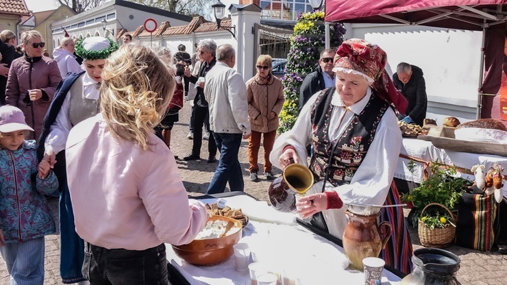 Ventspilī skaisti un latviski svin 4. maiju 391064