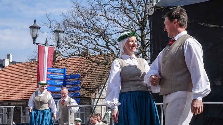 Ventspilī skaisti un latviski svin 4. maiju 391067