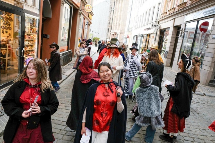 Rīgas ielās manīts milzīgs tarakāns, bruņinieki, raganas, elfi un citas mistiskas radības 391425